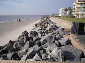 Sun loungers, beach towels - Stylish Townhome by K&P Hotel - Ready for Late Summer, Fall, & Beyond (St. Simons Island)