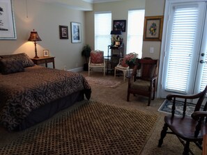 3 bedrooms, desk, iron/ironing board, travel crib - Stylish Townhome by K&P Hotel - Ready for Late Summer, Fall, & Beyond (St. Simons Island)