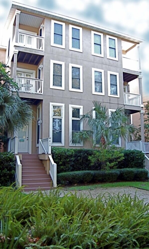 Exterior - Stylish Townhome by K&P Hotel - Ready for Late Summer, Fall, & Beyond (St. Simons Island)
