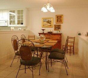 Dining - Stylish Townhome by K&P Hotel - Ready for Late Summer, Fall, & Beyond (St. Simons Island)