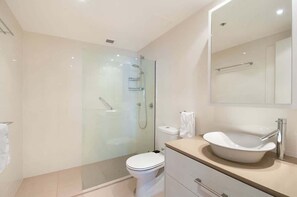 Dusche, Haartrockner, Shampoo