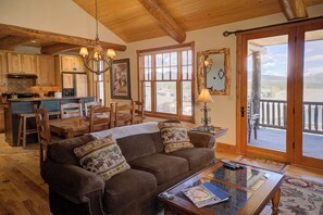 Smart TV, fireplace, books - Beautiful Mountain Home-Great Views-Hot Tub-Free Resort Shuttle-Toddler Friendly (Fraser)