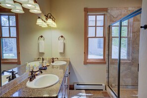 Ensemble douche/baignoire, sèche-cheveux, serviettes fournies, savon