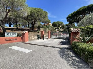 Property grounds - Gigaro- balcony with beautiful sea views (LA CROIX VALMER)