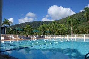 Alberca al aire libre y alberca climatizada