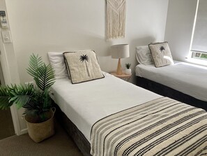 3 habitaciones, tabla de planchar con plancha, wifi y ropa de cama 