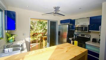 雪櫃、微波爐、焗爐、爐具