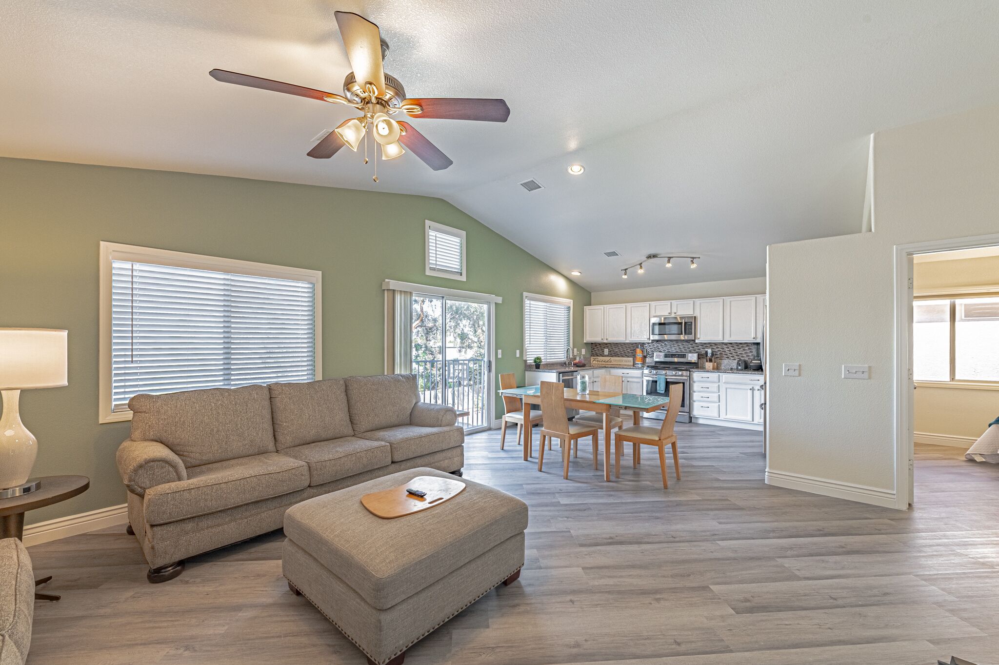 COZY 3BDR  ,PET FRIENDLY!!. CLOSE TO STRIP , AIRPORT & DINING!! 5* LOCATION!