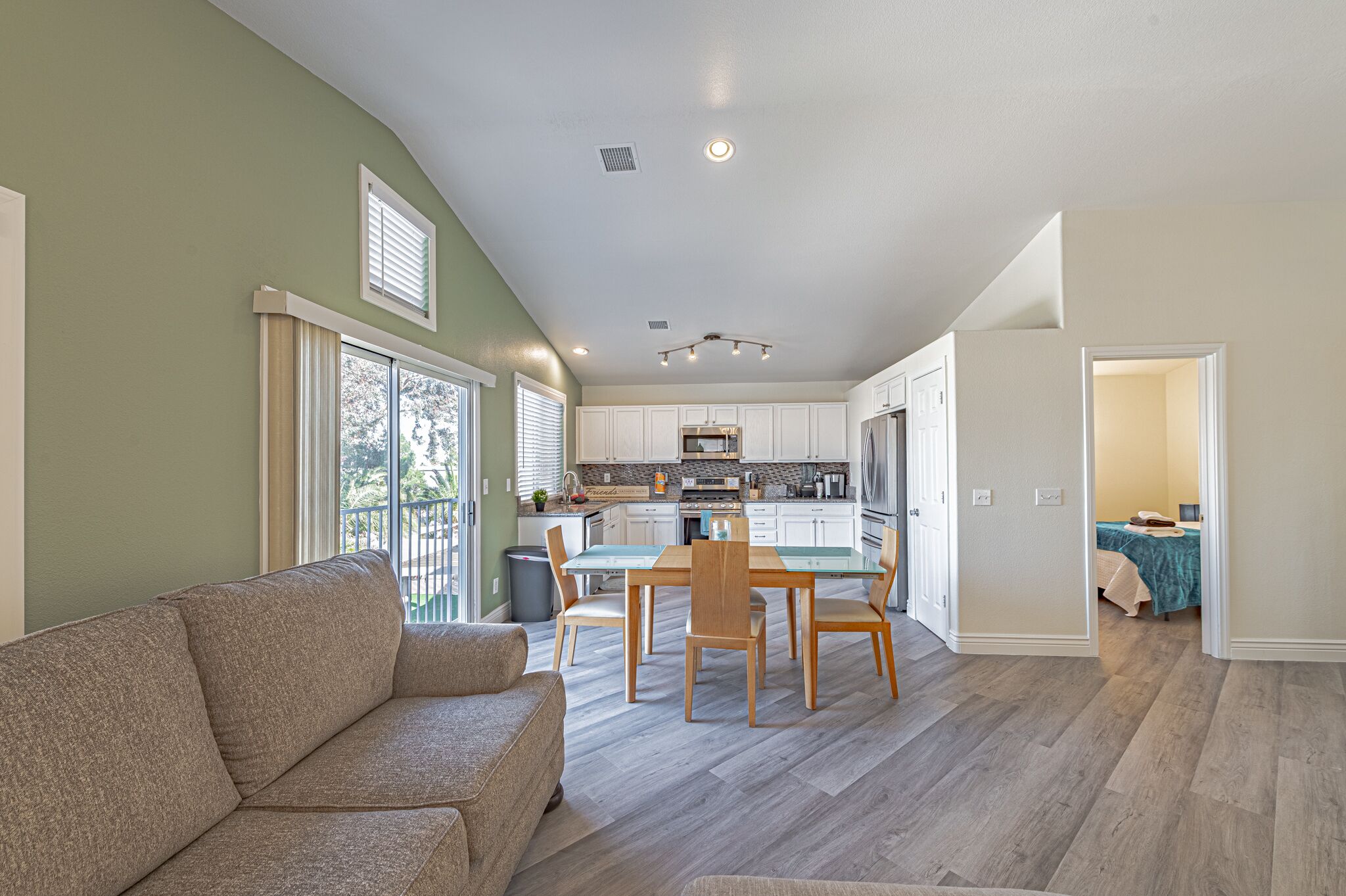 COZY 3BDR  ,PET FRIENDLY!!. CLOSE TO STRIP , AIRPORT & DINING!! 5* LOCATION!