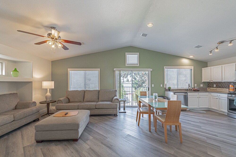 COZY 3BDR ,PET FRIENDLY!!. CLOSE TO STRIP , AIRPORT & DINING!! 5* LOCATION!
