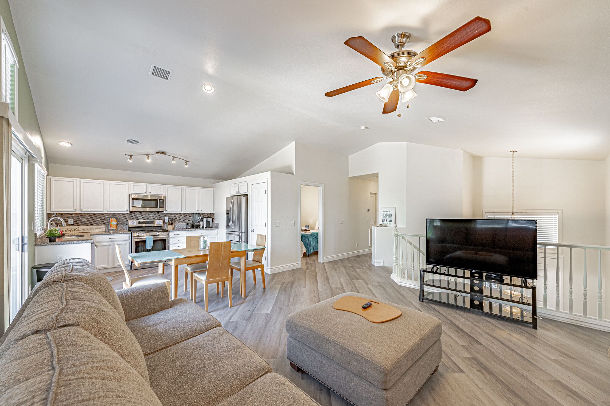 COZY 3BDR  ,PET FRIENDLY!!. CLOSE TO STRIP , AIRPORT & DINING!! 5* LOCATION!