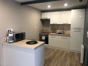 Kylskåp, mikrovågsugn, ugn och spishäll