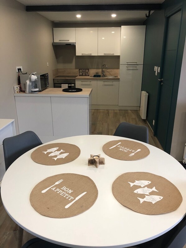 Kylskåp, mikrovågsugn, ugn och spishäll