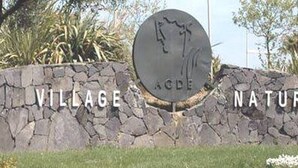 Eine Steinsäule mit der eingravierten Aufschrift 'VILLAGE NATURISTE'.