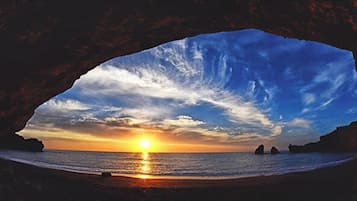 Accommodatie ligt op het strand, ligstoelen