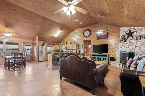 TV - Private pool, single story, NO bunk beds, less than 5-minute drive to THE Frio River in Concan, TX (Concan)