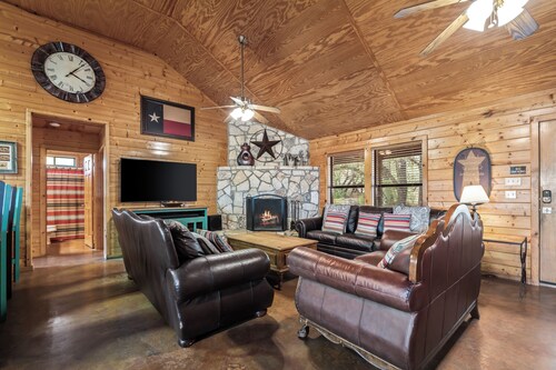 Private pool, single story, NO bunk beds, less than 5-minute drive to THE Frio River in Concan, TX