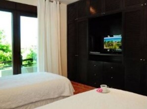 3 bedrooms, in-room safe, iron/ironing board, WiFi