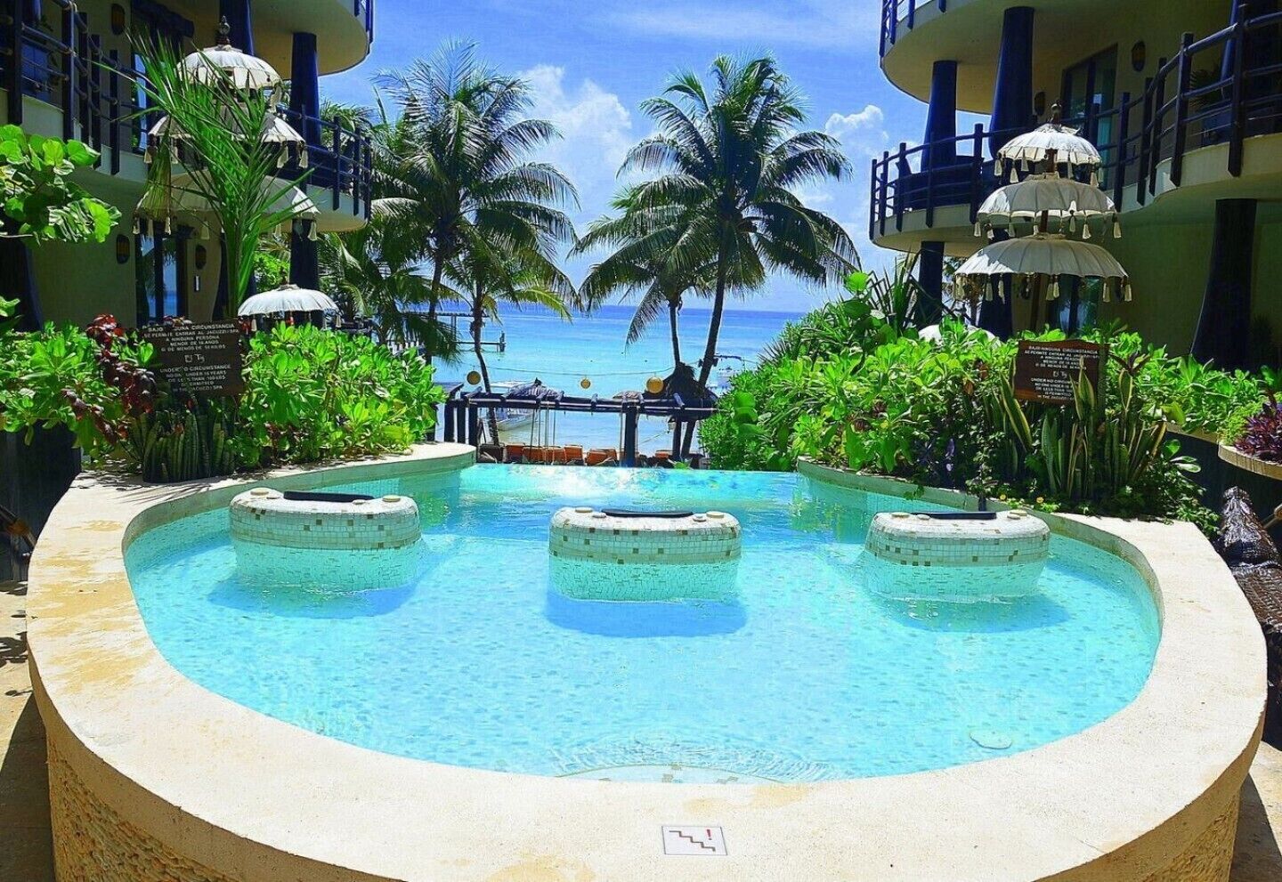 Een buitenzwembad en een verwarmd zwembad