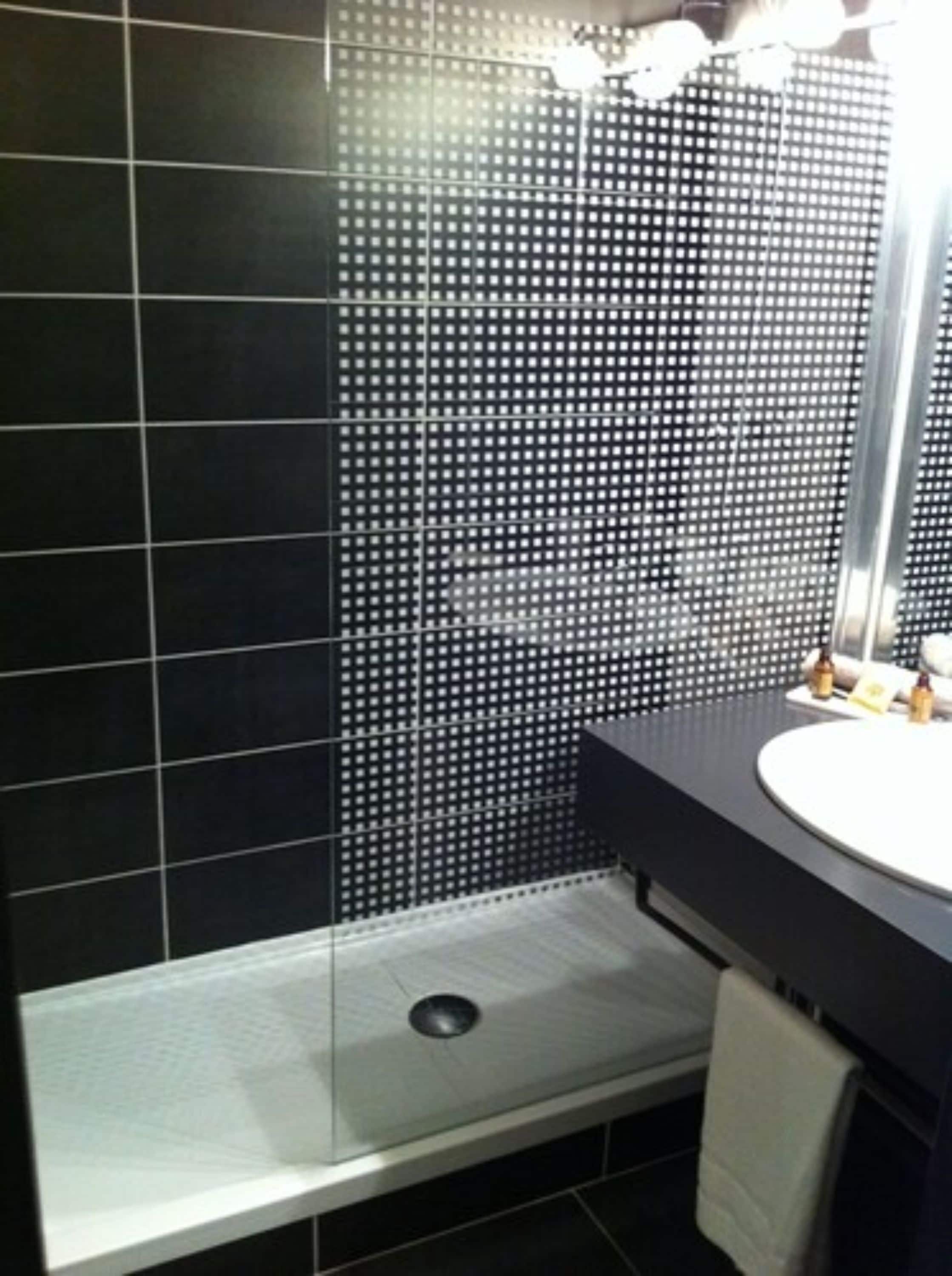 superior double room | bathroom shower