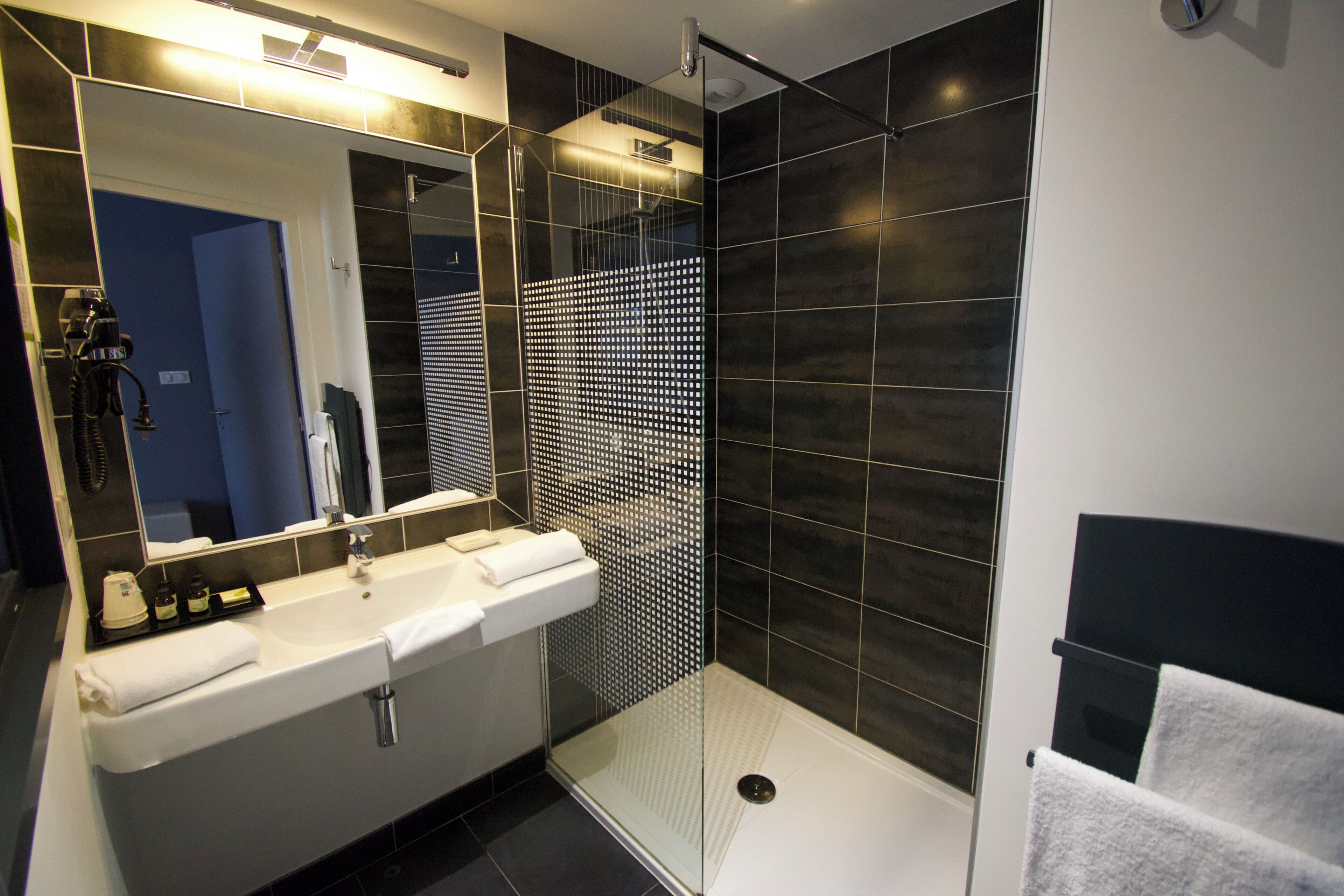 Deluxe tweepersoonskamer | Badkamer | Gratis toiletartikelen, een haardroger, handdoeken
