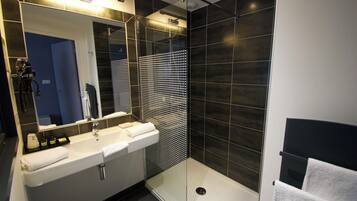 Deluxe tweepersoonskamer | Badkamer | Gratis toiletartikelen, een haardroger, handdoeken