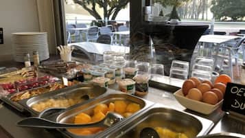 Desayuno buffet (EUR 12.5 por persona)