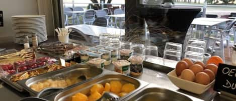 TĂ€gliches FrĂŒhstĂŒcksbuffet (12.5 EUR pro Person)