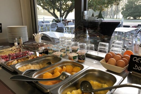 Desayuno buffet (EUR 12.5 por persona)