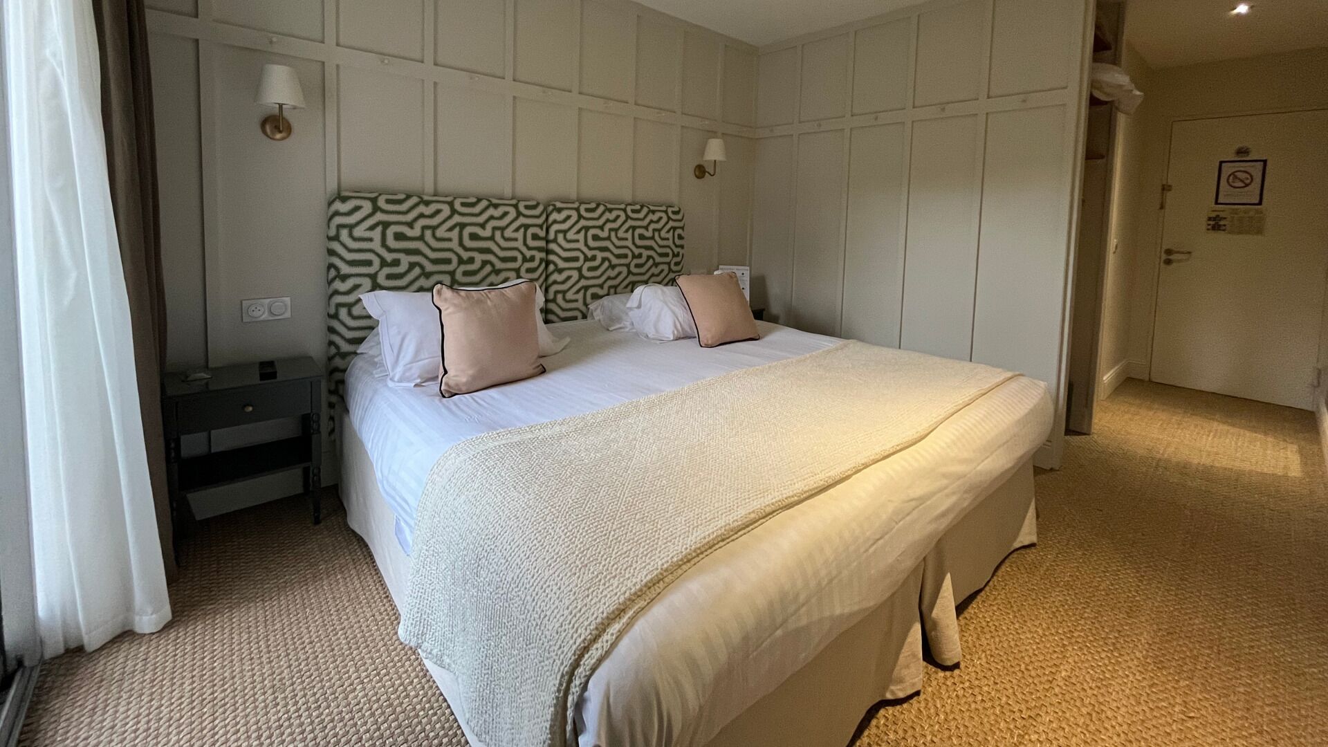 Chambre supérieure double | Décor unique, ameublement unique, bureau, rideaux d’obscurcissement