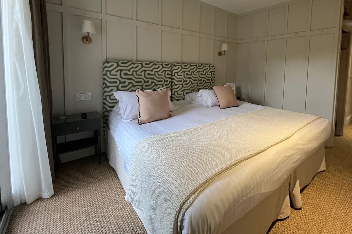 Chambre supérieure double | Décor unique, ameublement unique, bureau, rideaux d’obscurcissement