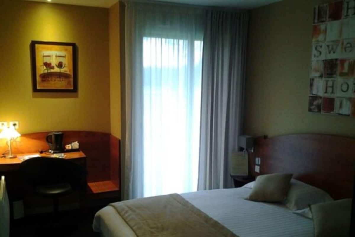 Superior Double Room | Individually decorated, individually furnished, desk, blackout drapes