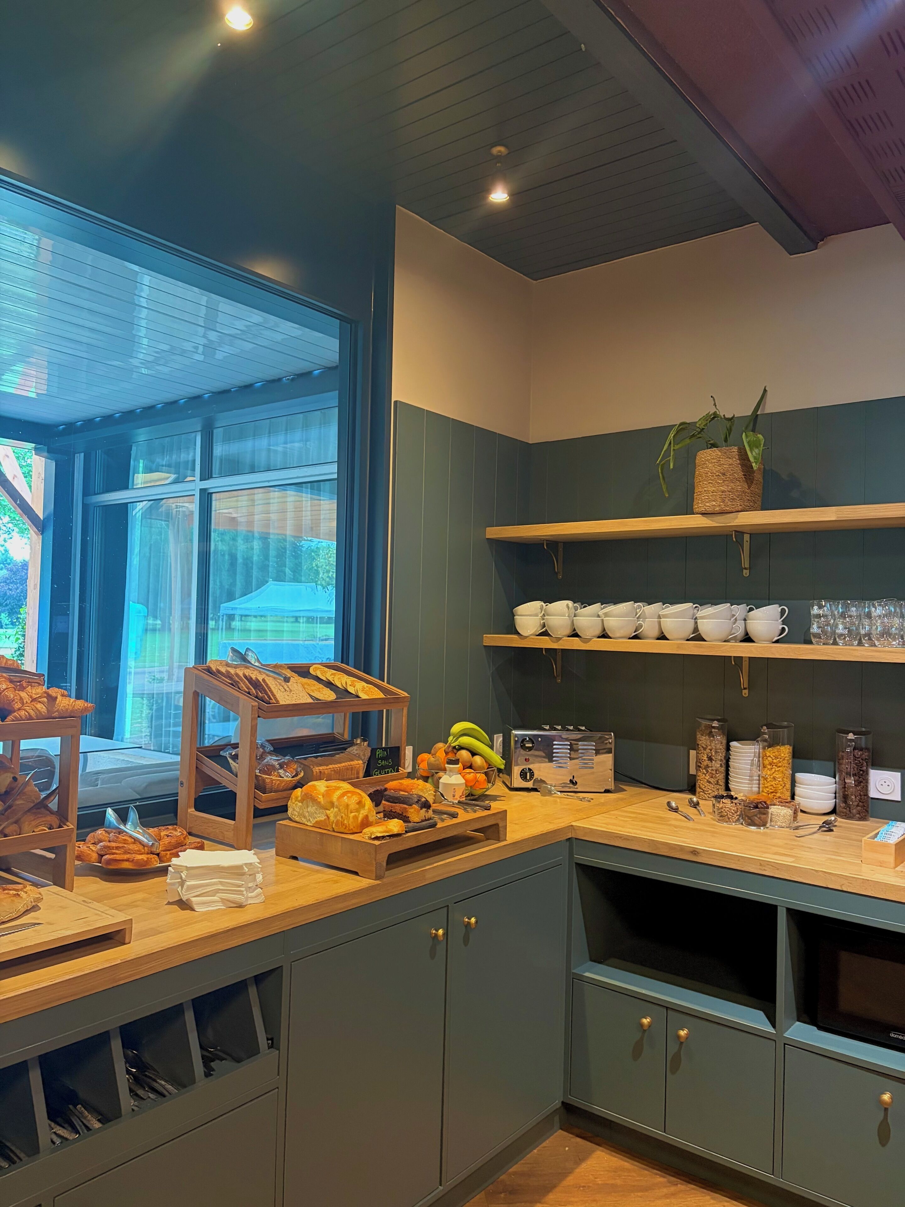 Bữa sáng buffet hàng ngày với phụ phí nhỏ 