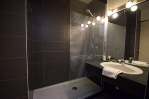 Superior-dobbeltværelse | Badeværelse | Gratis toiletartikler, hårtørrer, håndklæder