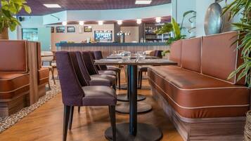 Déjeuner et dîner servis sur place, spécialités Cuisine régionale