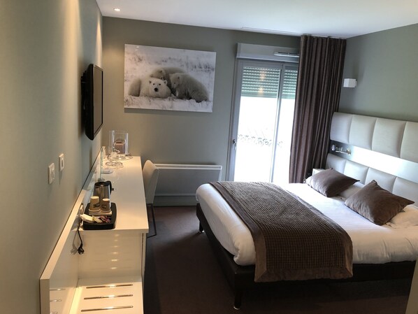 Chambre Deluxe double | Décor unique, ameublement unique, bureau, rideaux d’obscurcissement