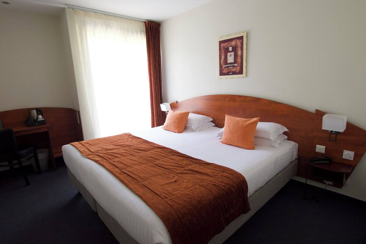 Comfort Double or Twin Room | Desk, blackout drapes, soundproofing, iron/ironing board (on request)