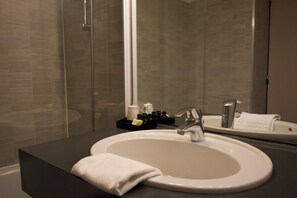 Comfort-værelse med dobbeltseng eller 2 enkeltsenge | Badeværelse | Gratis toiletartikler, hårtørrer, håndklæder