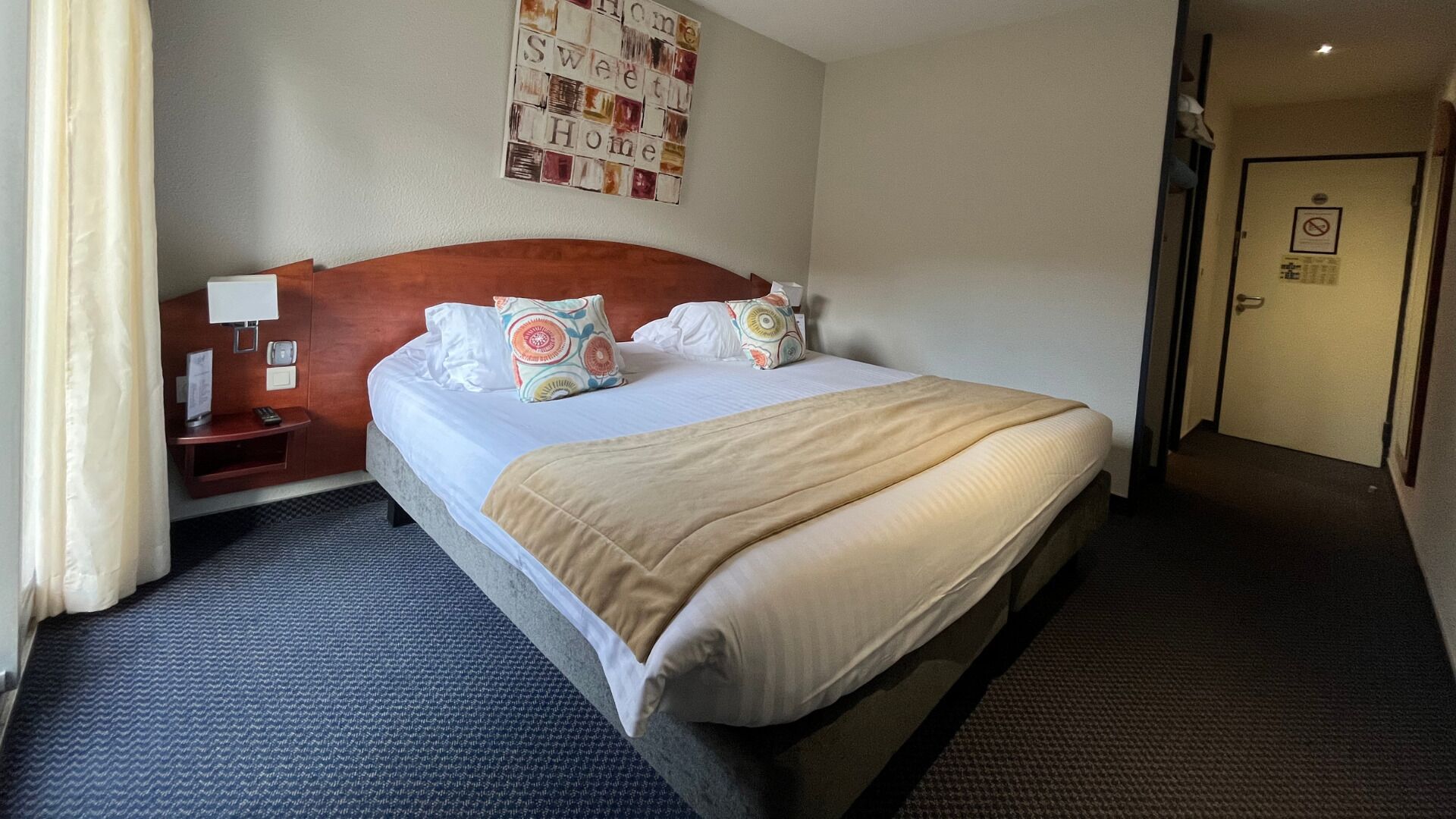 Chambre Confort double ou avec lits jumeaux | Décor unique, ameublement unique, bureau, rideaux d’obscurcissement