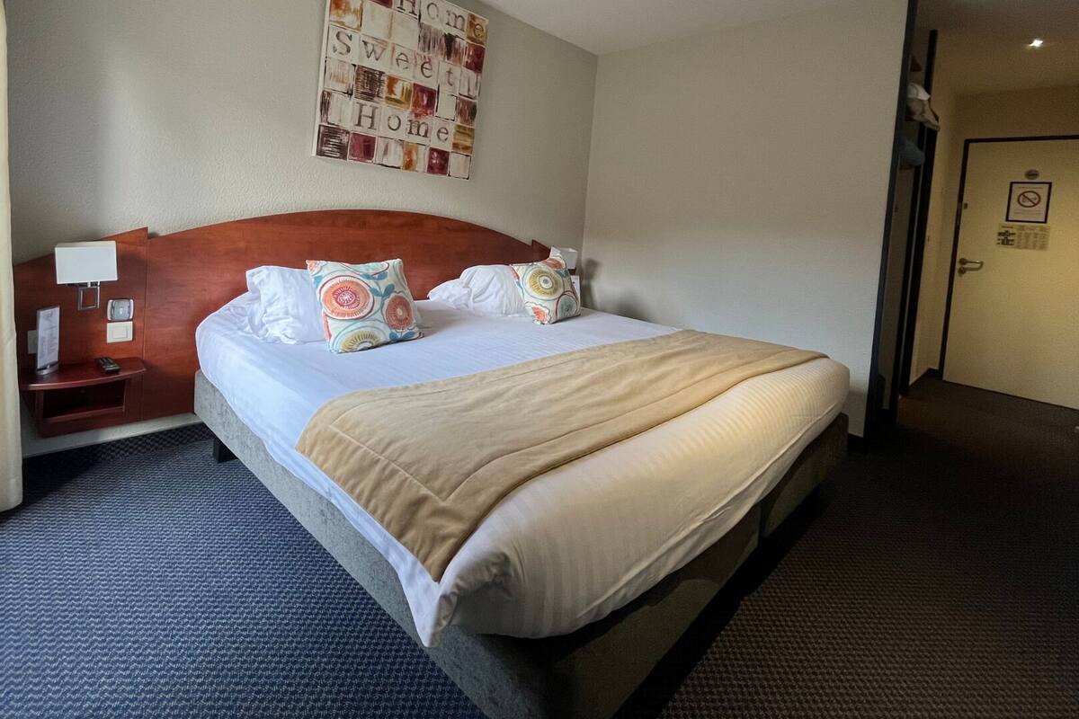 Chambre Confort double ou avec lits jumeaux | Décor unique, ameublement unique, bureau, rideaux d’obscurcissement