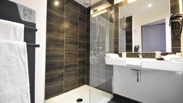 Deluxe tweepersoonskamer | Badkamer | Gratis toiletartikelen, een haardroger, handdoeken