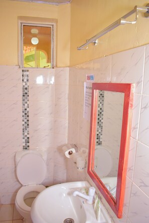 Shower, perlengkapan mandi gratis, sandal, dan handuk