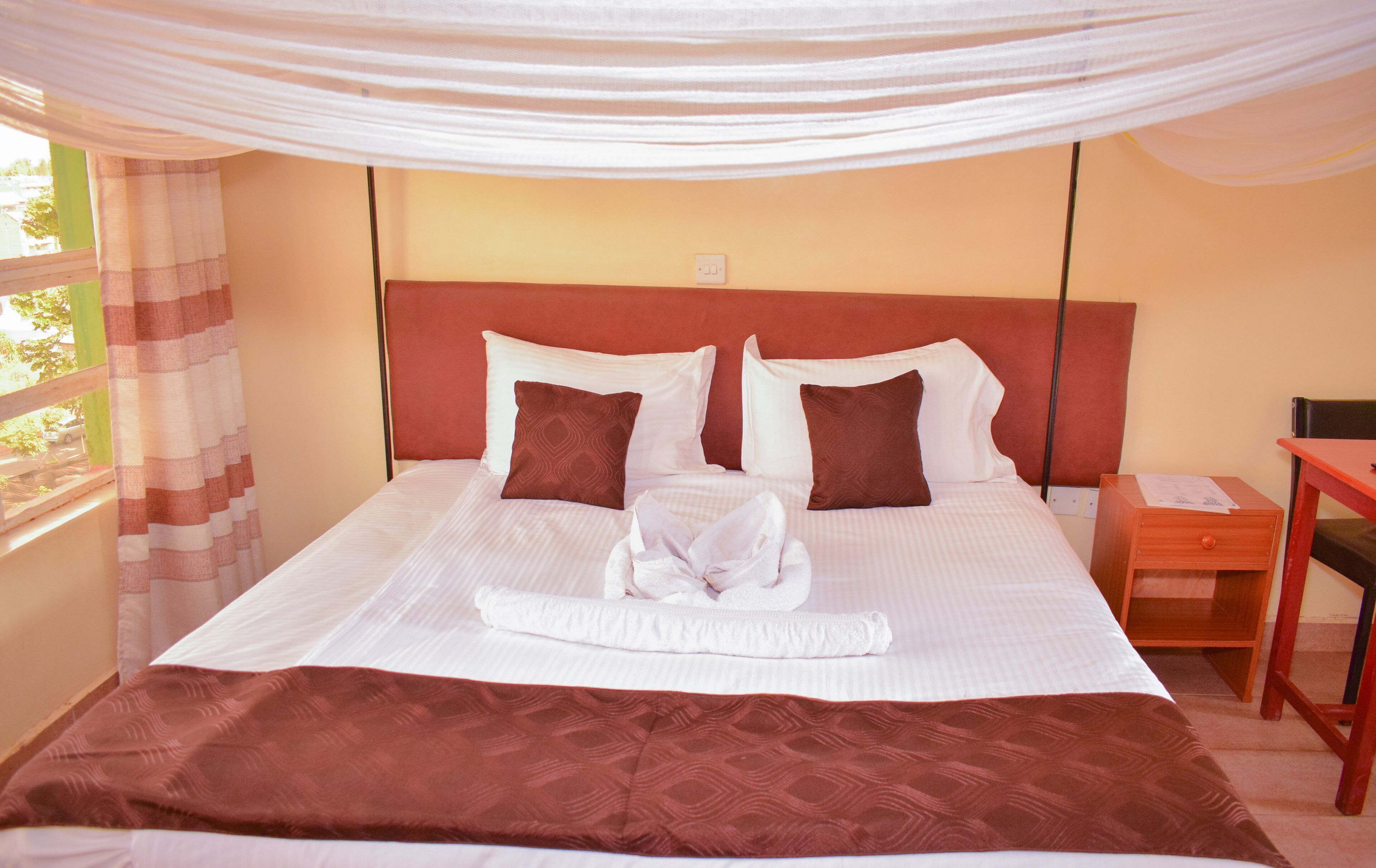 Premium bedding, desk, iron/ironing board, free WiFi