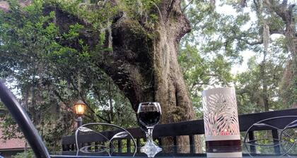 One of a Kind Large MCM Home! Huge 400+yr Oaks 20 min to Pensacola Beach