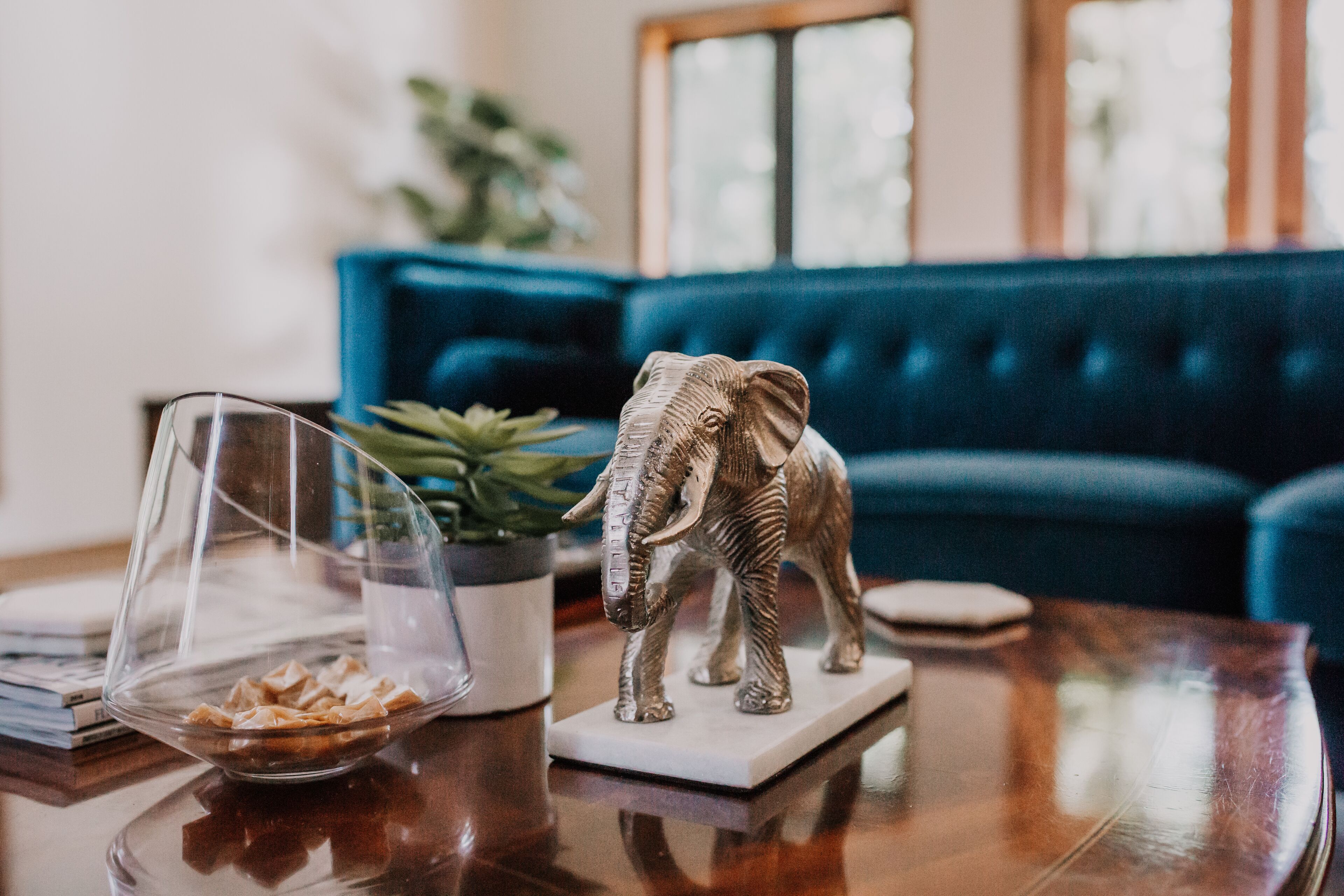 Large Home Overlooking Bay & Huge 400+yr Oaks Short Drive to Pensacola Beach