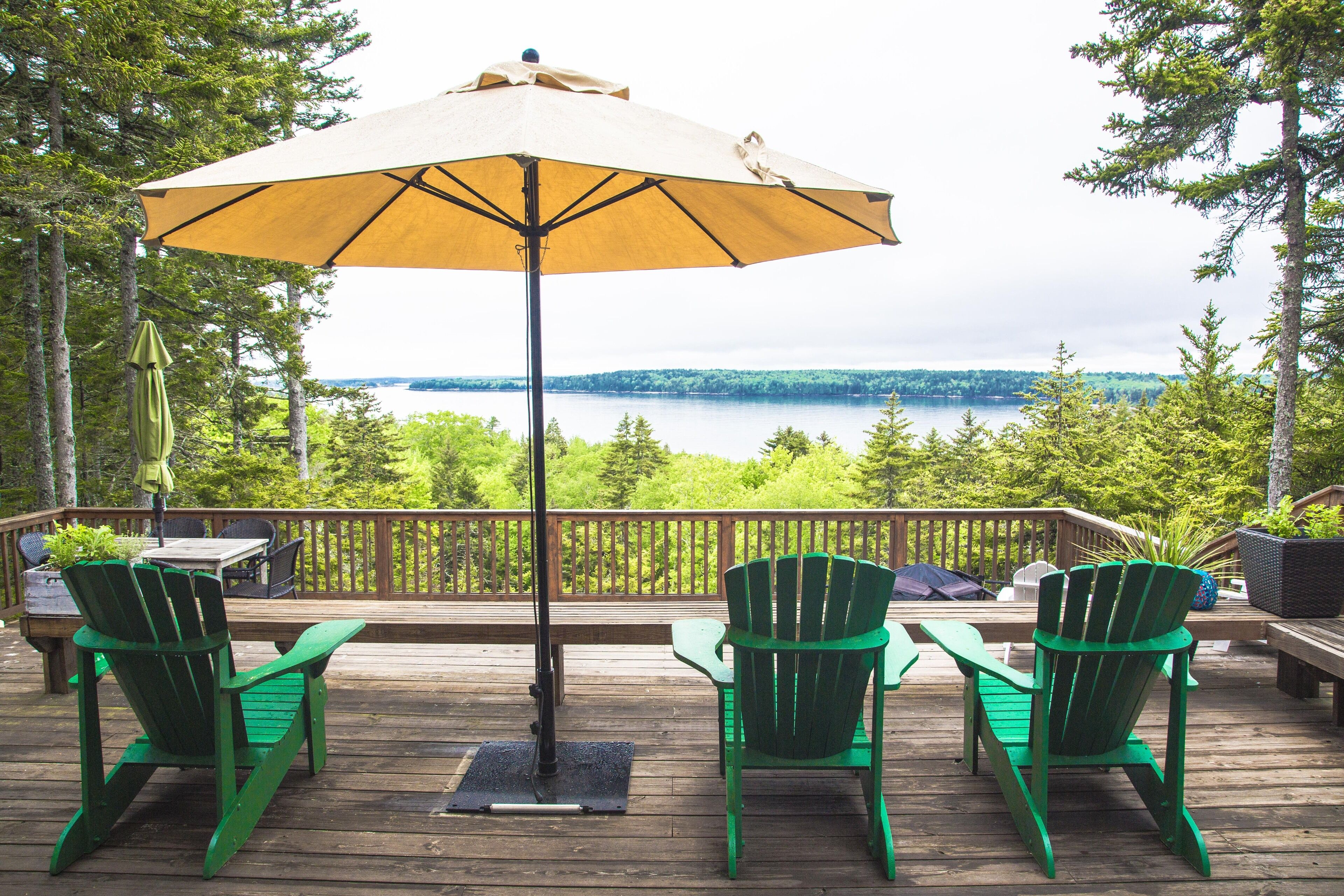 Treehouse with stunning ocean Views from expansive deck + Frontage on Forest l