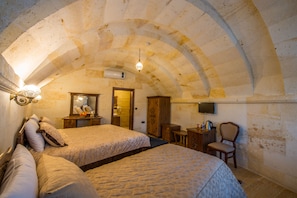 Quarto triplo exclusivo, várias camas, para não fumantes, vista para o jardim | 1 quarto, roupas de cama premium, frigobar, cofres nos quartos