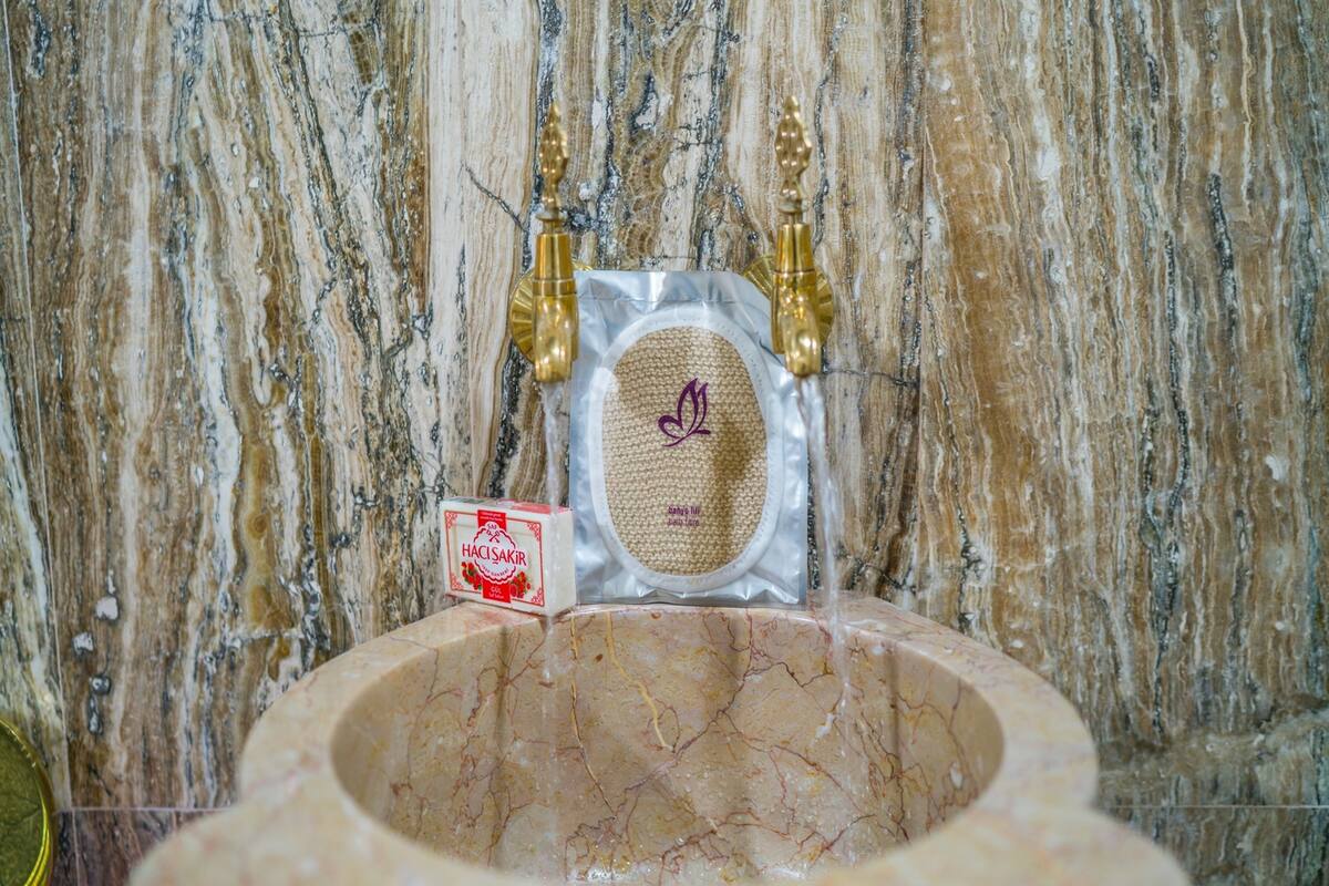 deluxe suite, 1 queen bed, jetted tub, garden view | bathroom | shower, free toiletries, hair dryer, slippers