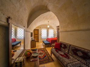 Deluxe Suite, 1 Queen Bed, Jetted Tub, Garden View | Room amenity