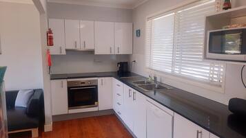 Jääkaappi, mikroaaltouuni, uuni, liesi